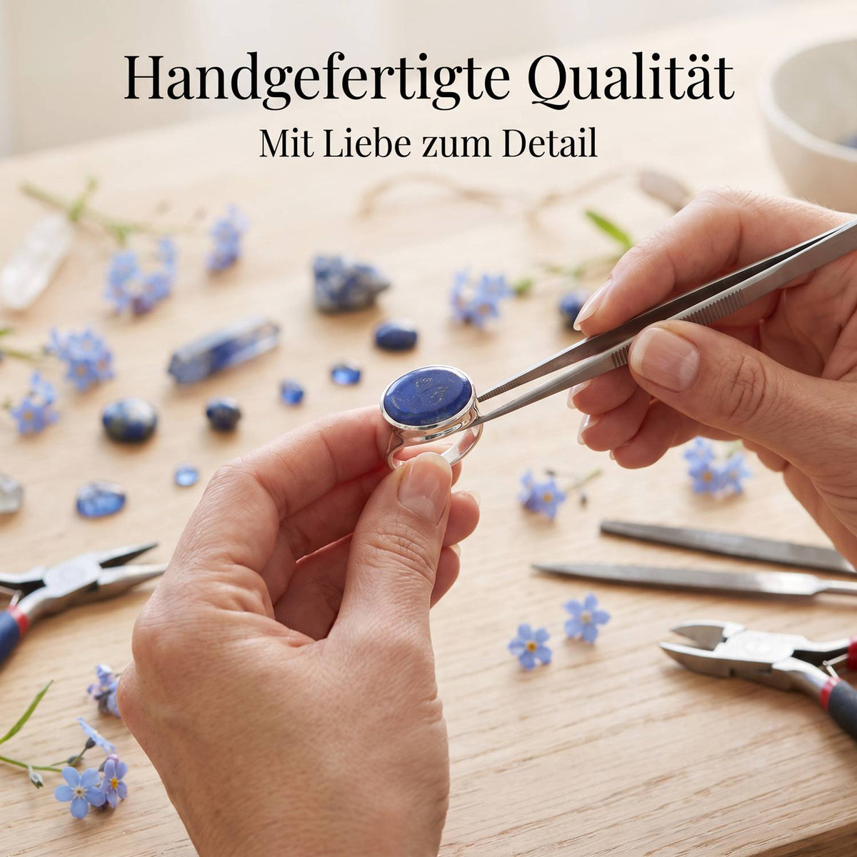 Handgefertigter Silberring mit Lapislazuli bei der Schmuckherstellung