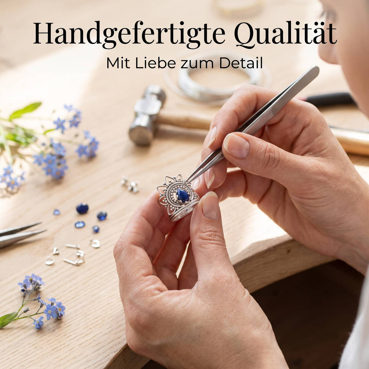 Handgefertigter Silberring mit Lapislazuli bei der Schmuckherstellung