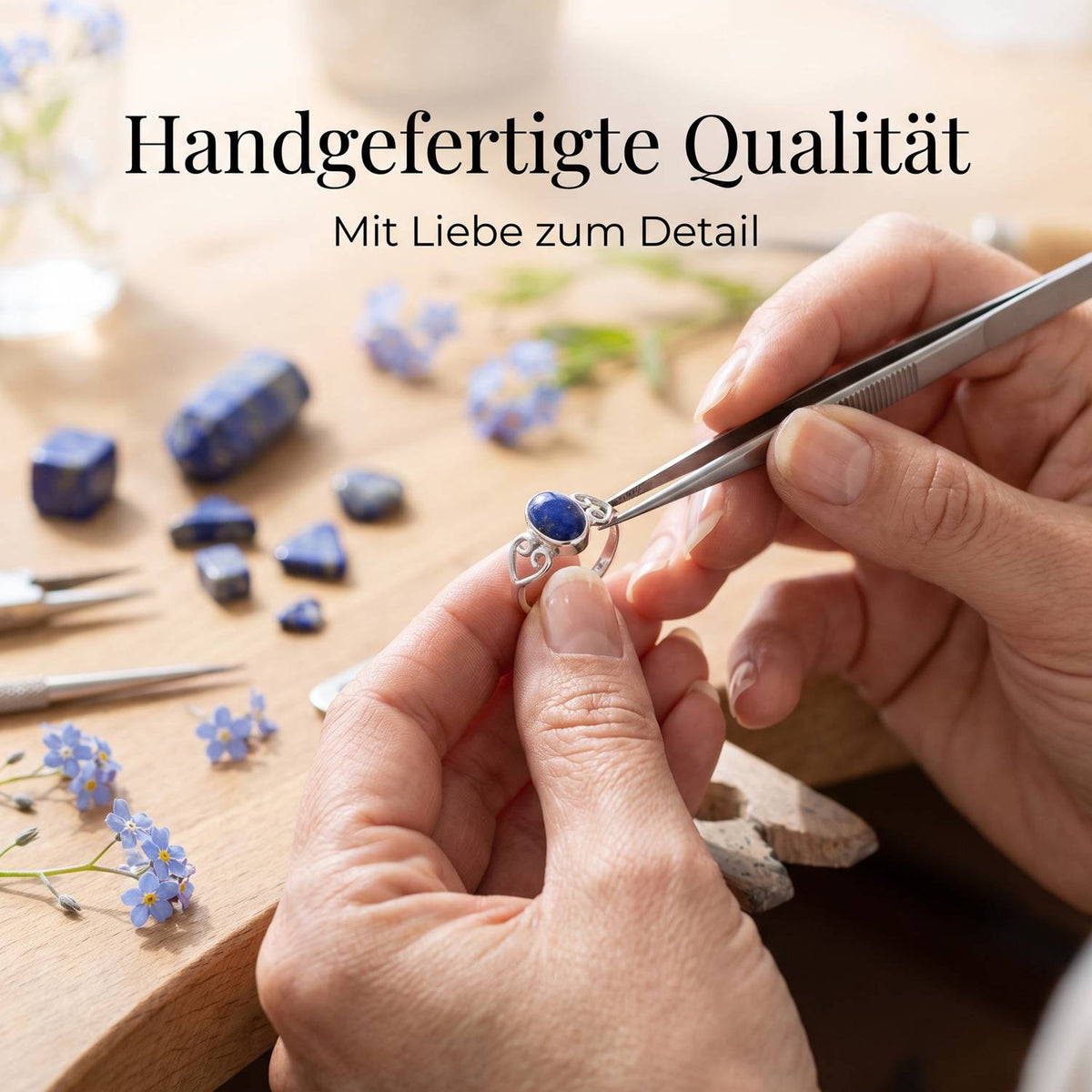 Handgefertigter Silberring mit Lapislazuli bei der Schmuckherstellung