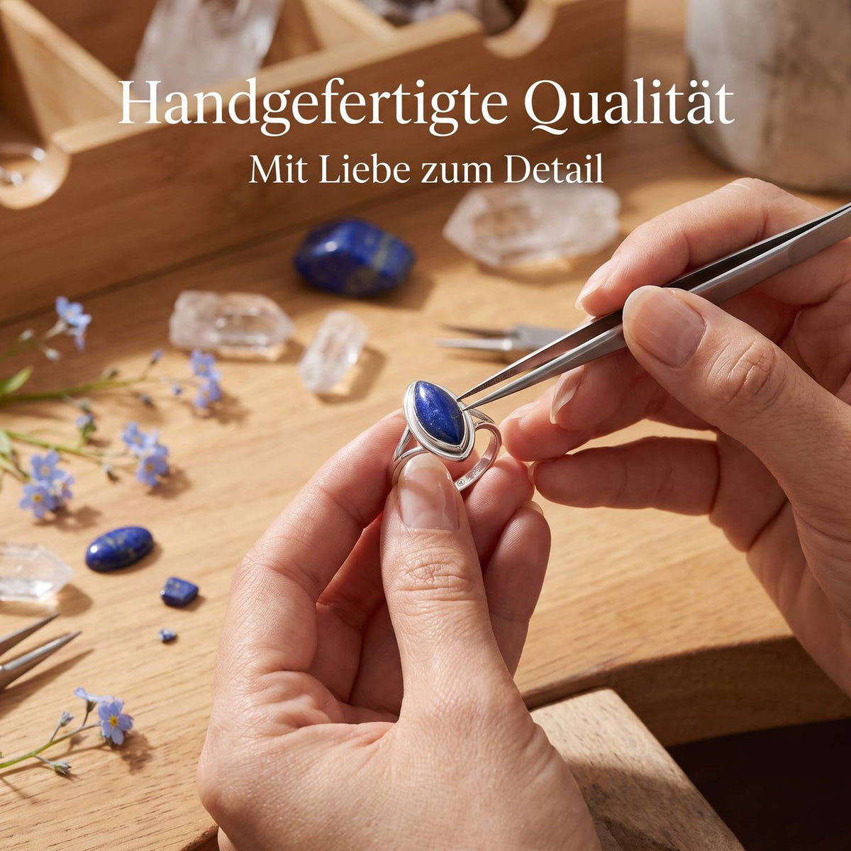 Handgefertigter Silberring mit Lapislazuli bei der Schmuckherstellung