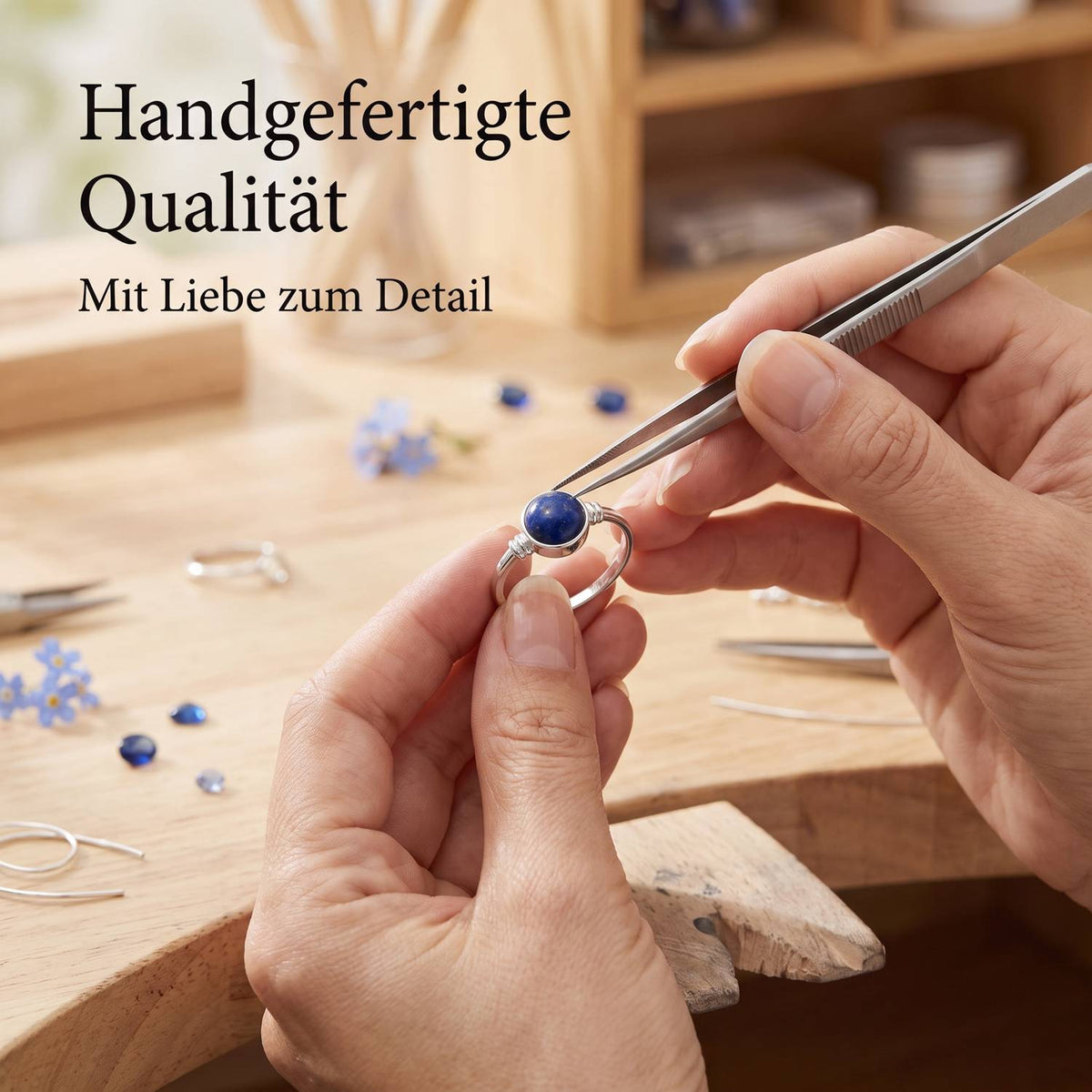 Handgefertigter Silberring mit Lapislazuli bei der Schmuckherstellung