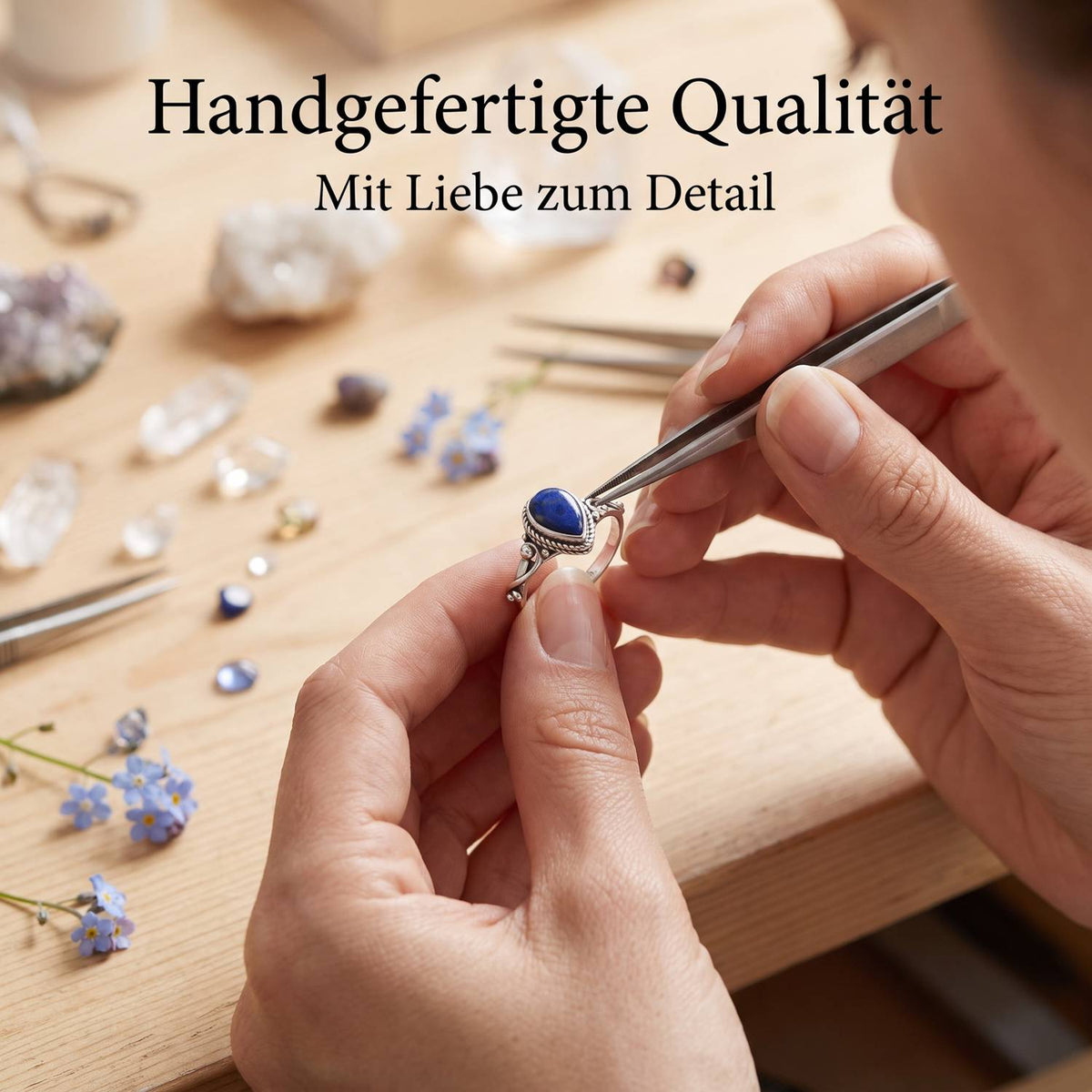 Handgefertigter Silberring mit Lapislazuli bei der Schmuckherstellung