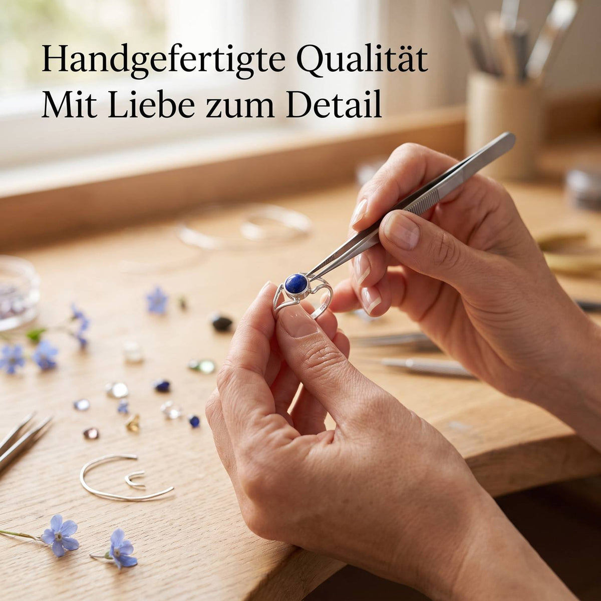 Handgefertigter Silberring mit Lapislazuli bei der Schmuckherstellung