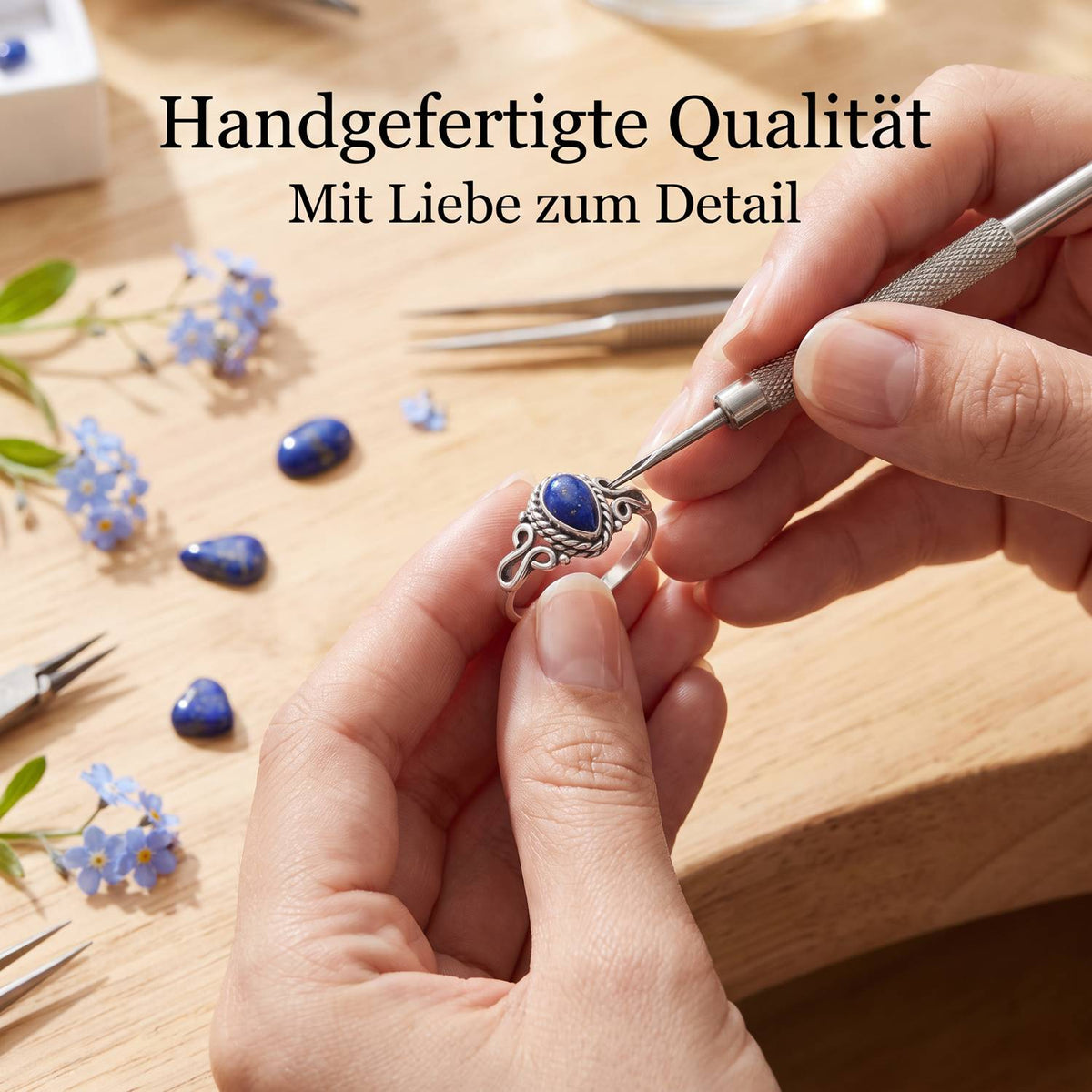 Handgefertigter Silberring mit Lapislazuli bei der Schmuckherstellung