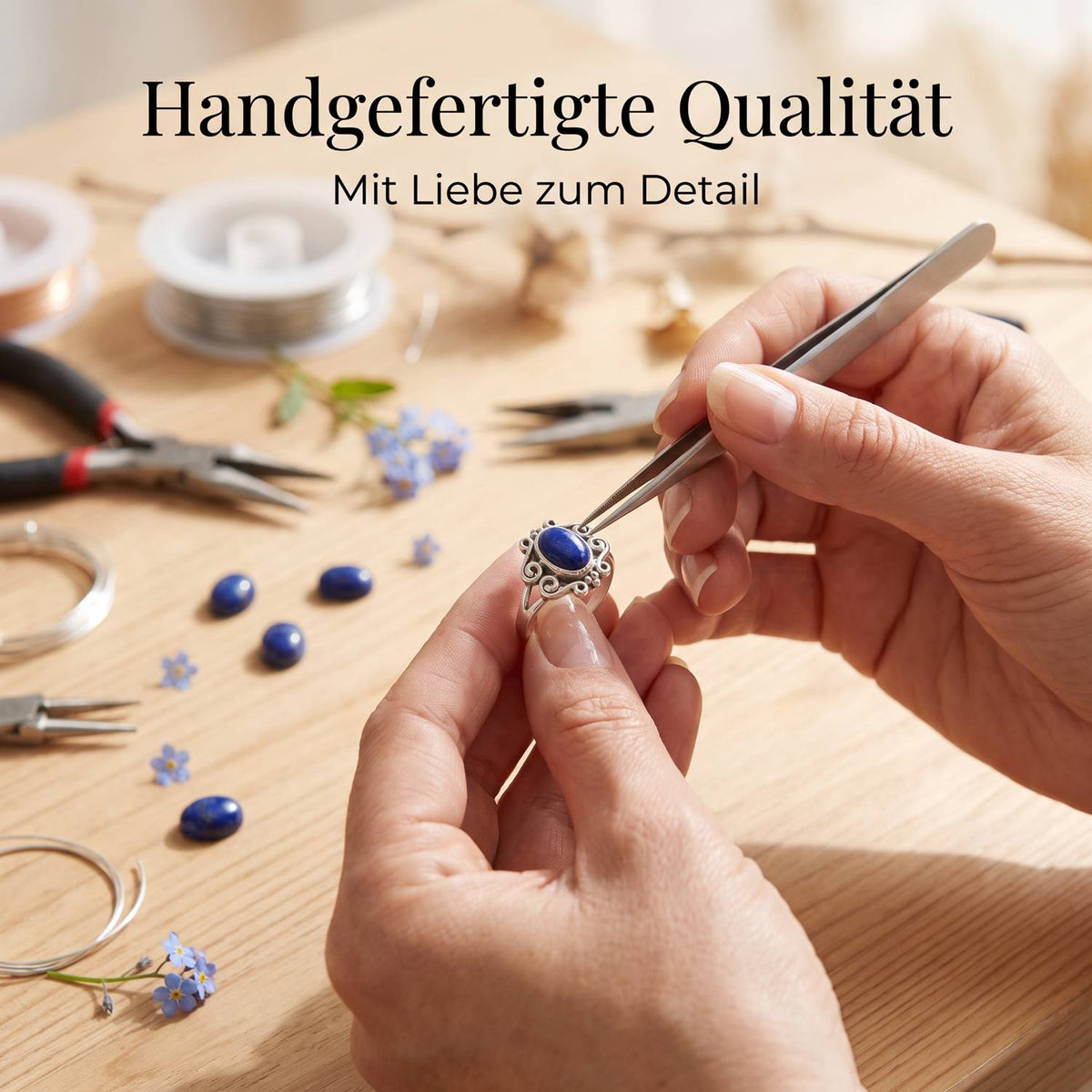 Handgefertigter Silberring mit Lapislazuli bei der Schmuckherstellung