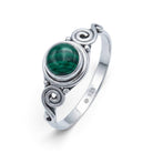 [KI] Malachitring aus Silber auf weißem Hintergrund
