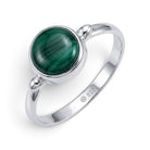 [KI] Malachitring aus Silber auf weißem Hintergrund