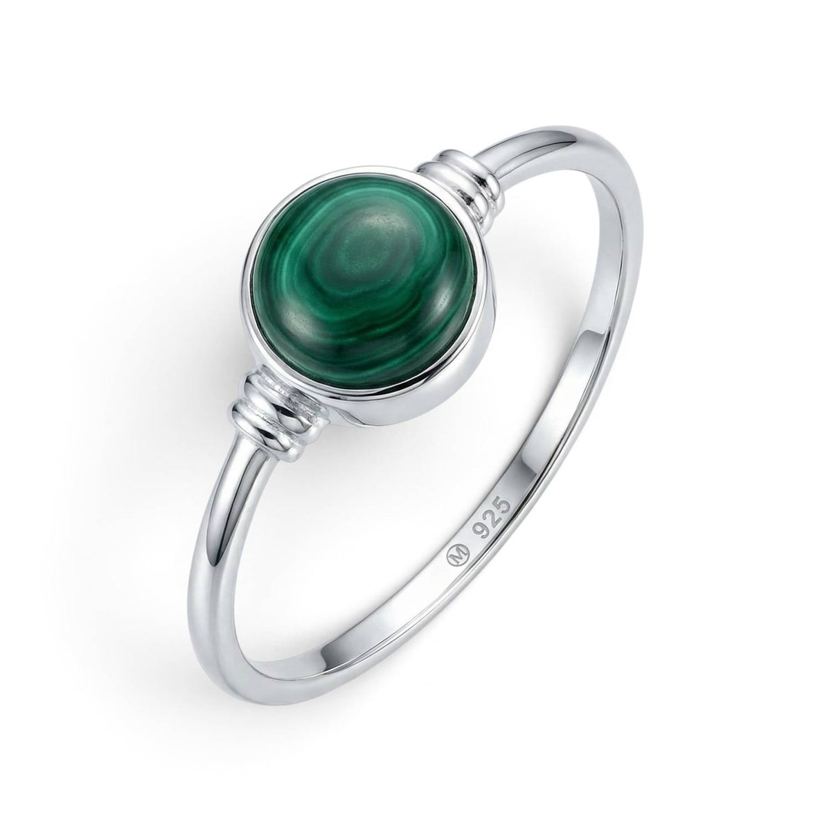 Malachitring aus Silber auf weißem Hintergrund