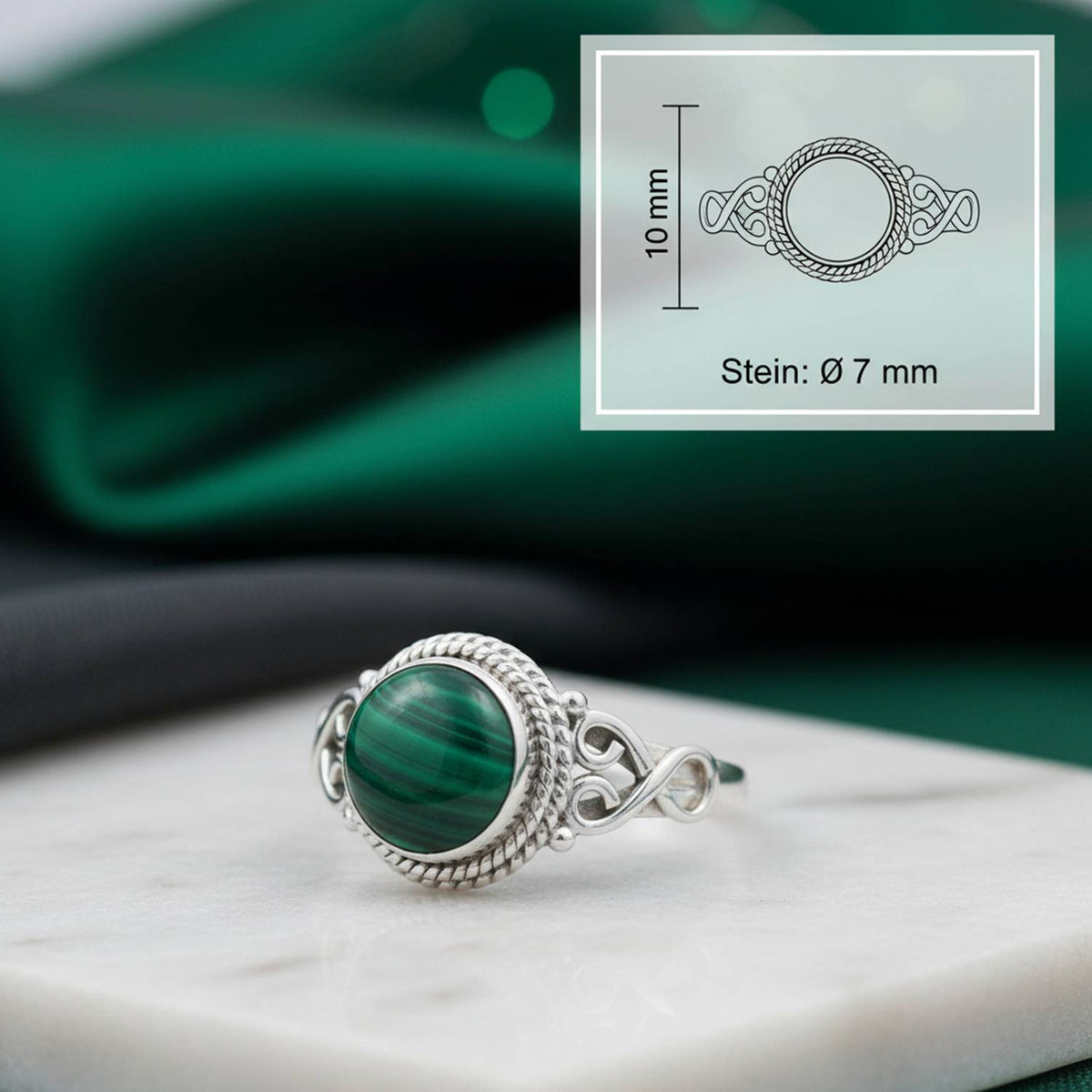 Malachitring aus Silber mit Maßangaben zu Ring und Edelstein