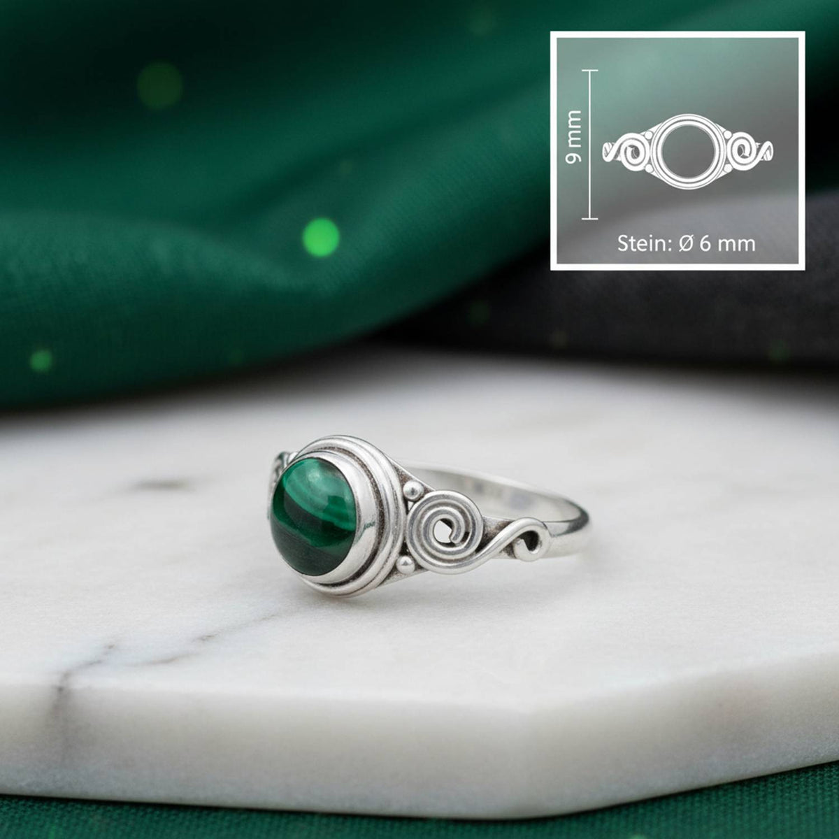 Malachitring aus Silber mit Maßangaben zu Ring und Edelstein