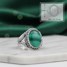 [KI] Malachitring aus Silber mit Maßangaben zu Ring und Edelstein
