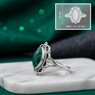 [KI] Malachitring aus Silber mit Maßangaben zu Ring und Edelstein