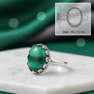 [KI] Malachitring aus Silber mit Maßangaben zu Ring und Edelstein