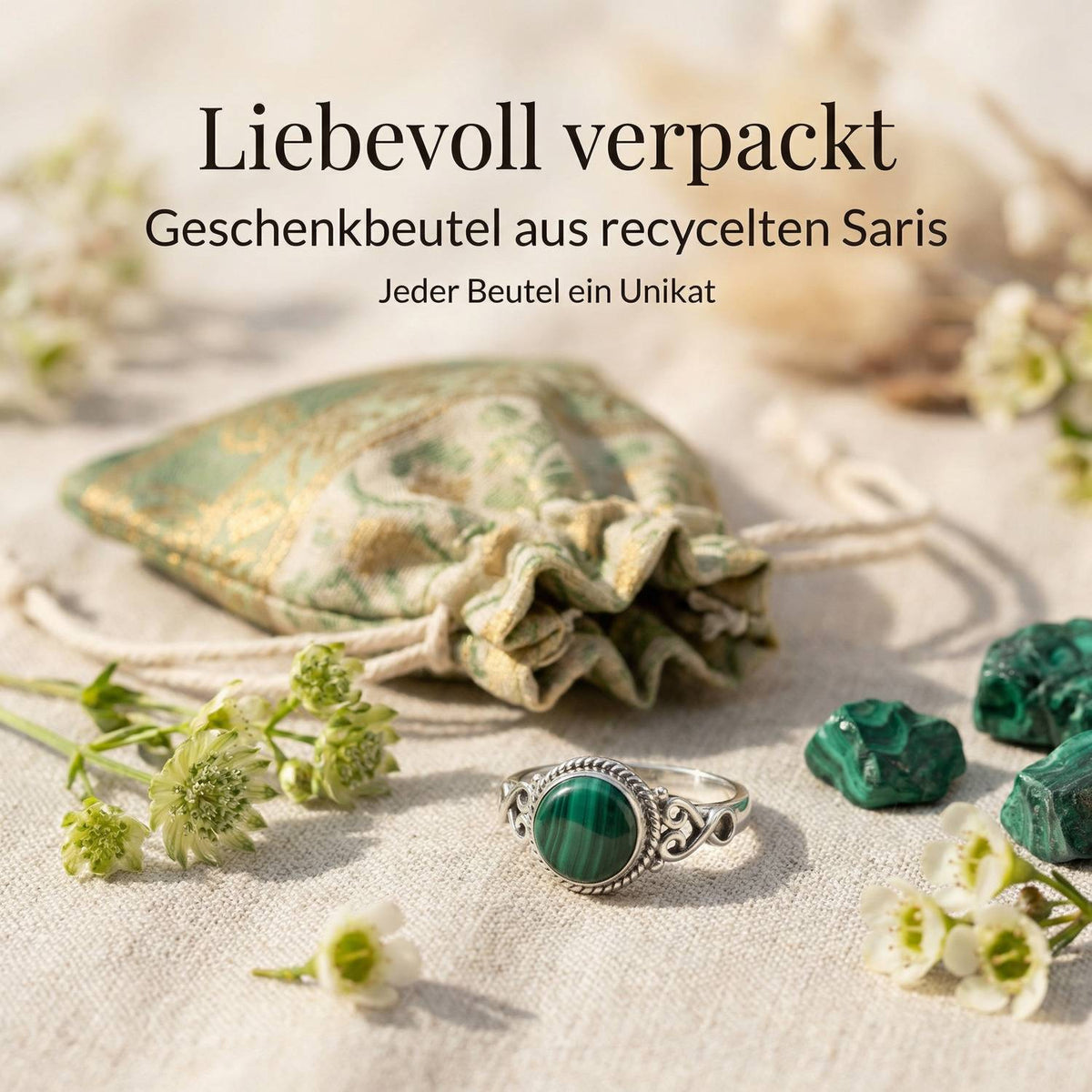 Silberring mit Malachit und Geschenkbeutel aus recyceltem Sari