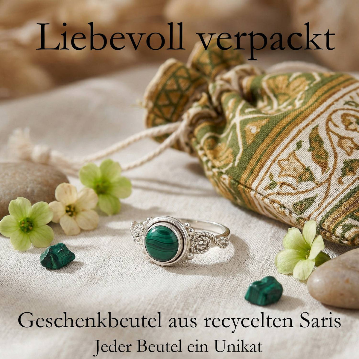 Silberring mit Malachit und Geschenkbeutel aus recyceltem Sari