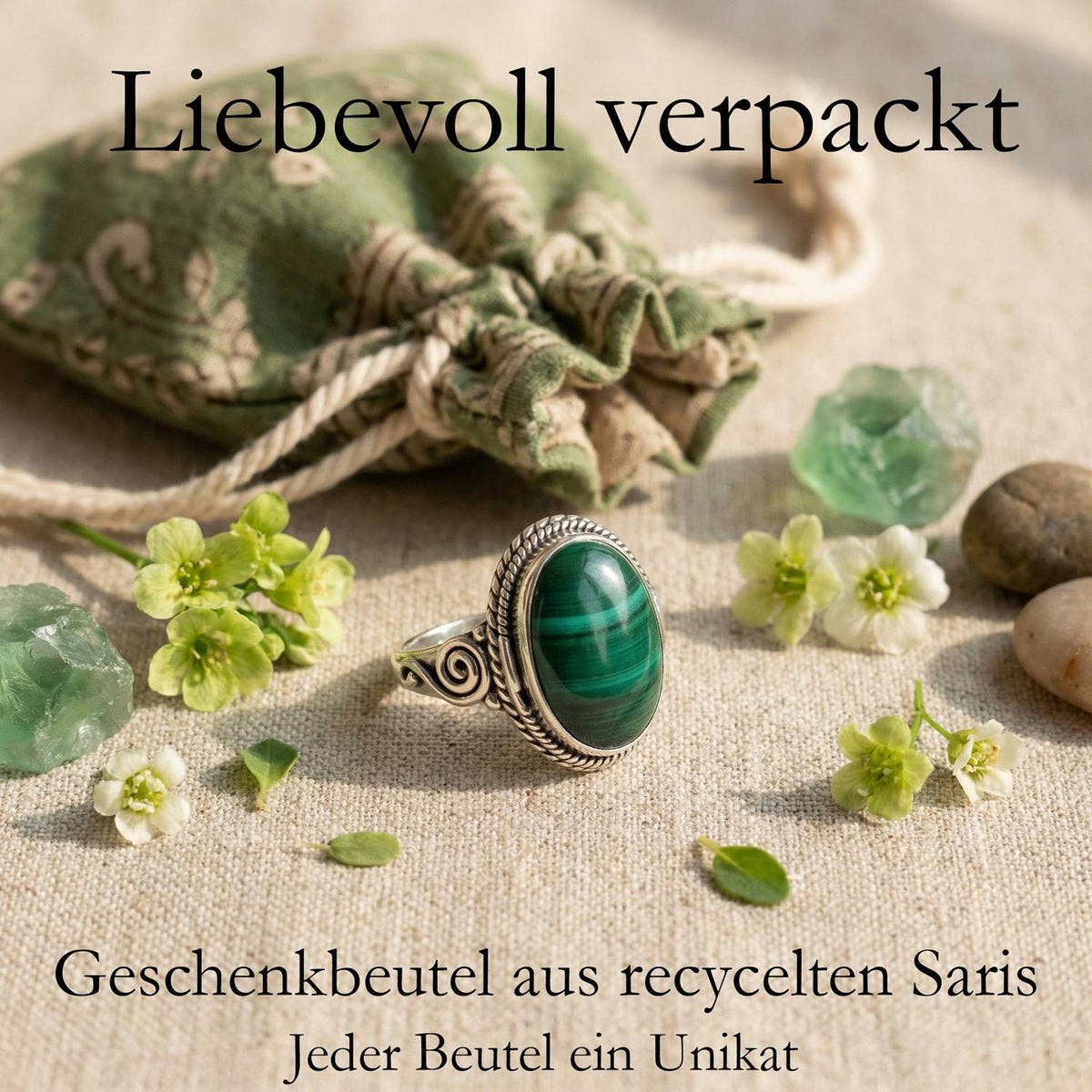Silberring mit Malachit und Geschenkbeutel aus recyceltem Sari