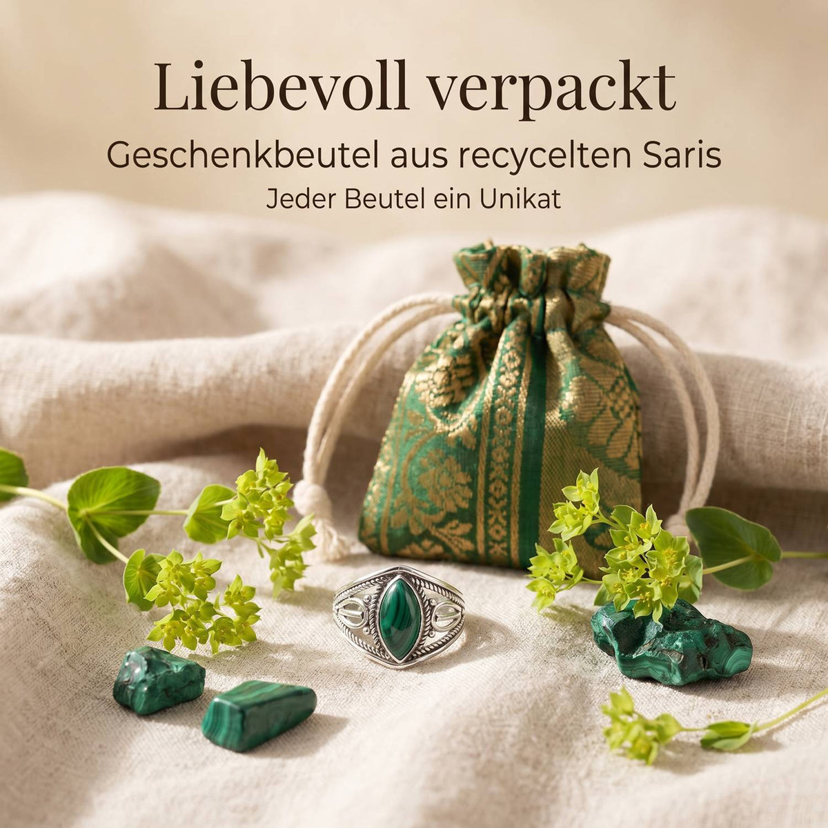Silberring mit Malachit und Geschenkbeutel aus recyceltem Sari