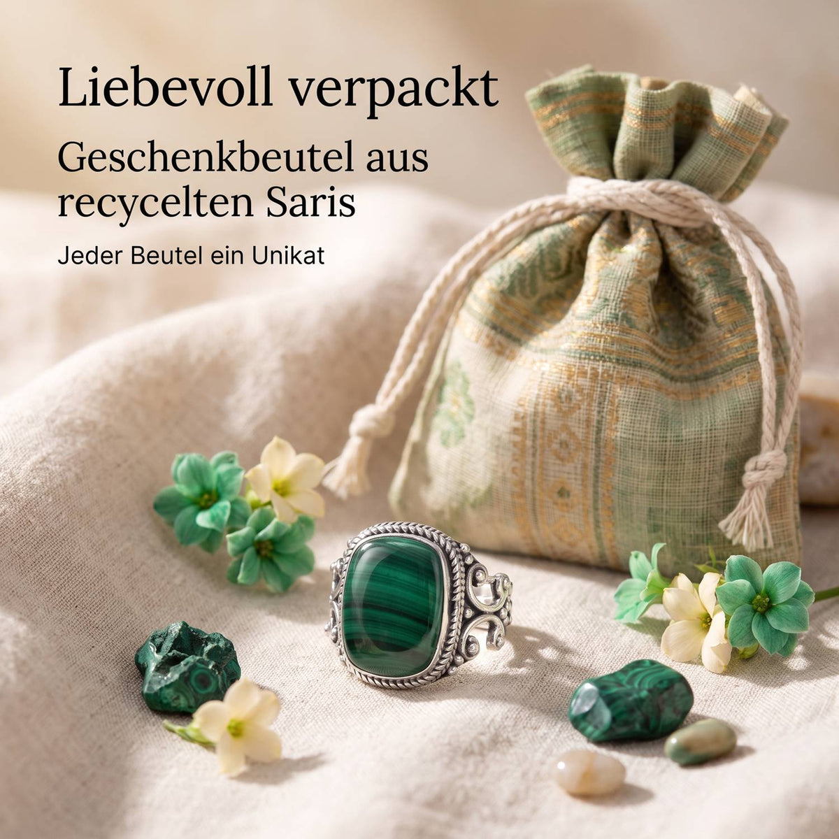 Silberring mit Malachit und Geschenkbeutel aus recyceltem Sari