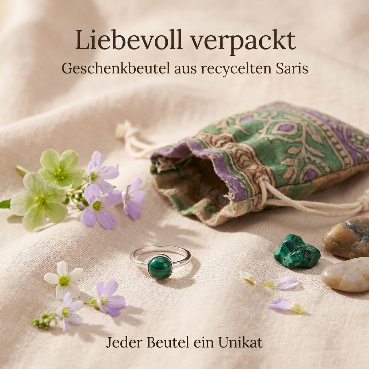 Silberring mit Malachit und Geschenkbeutel aus recyceltem Sari