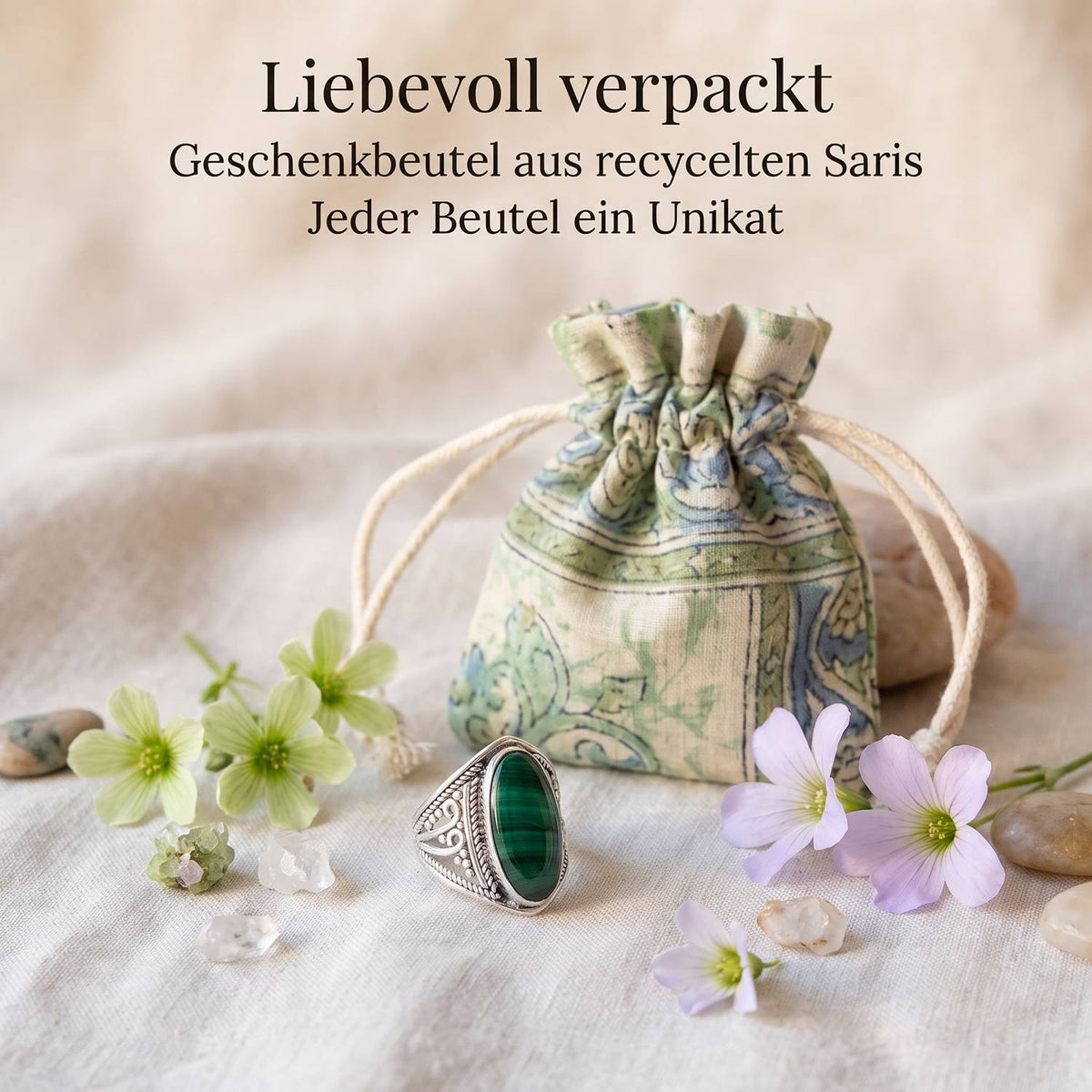 Silberring mit Malachit und Geschenkbeutel aus recyceltem Sari