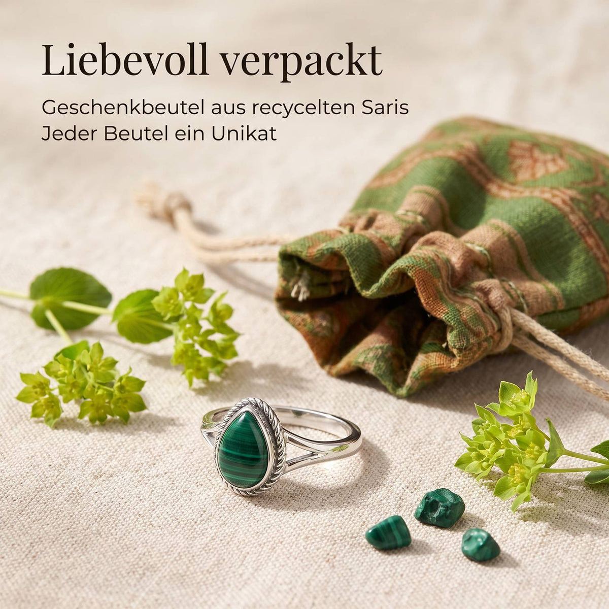 Silberring mit Malachit und Geschenkbeutel aus recyceltem Sari