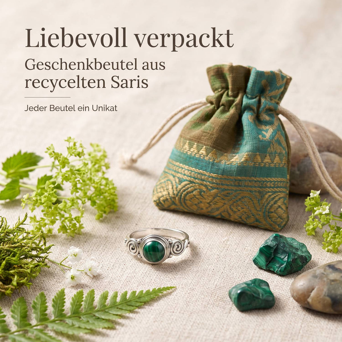 Silberring mit Malachit und Geschenkbeutel aus recyceltem Sari