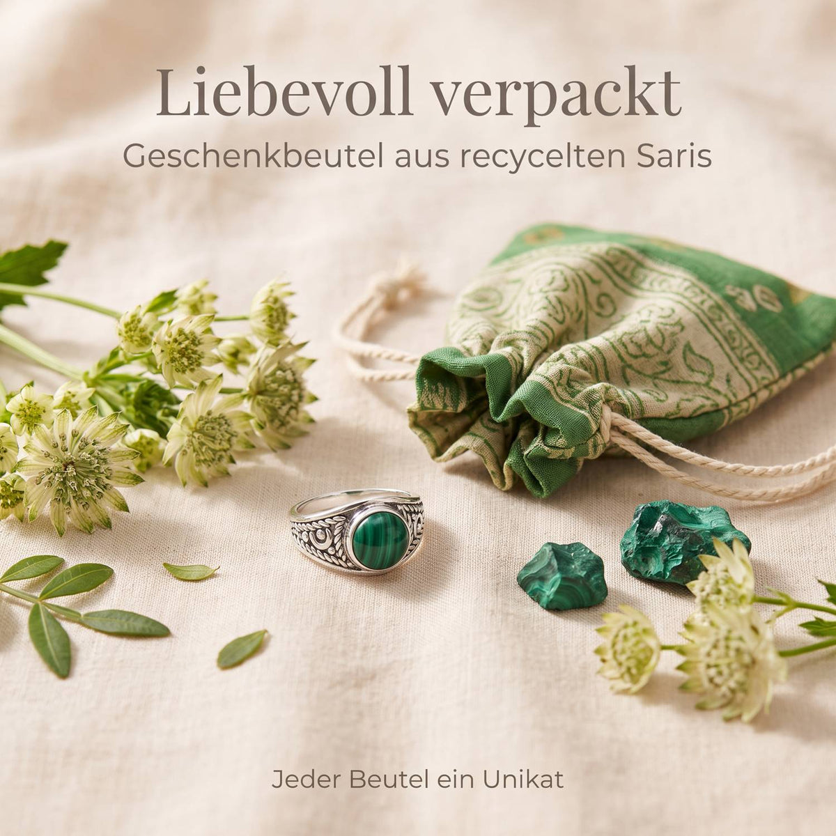 Silberring mit Malachit und Geschenkbeutel aus recyceltem Sari