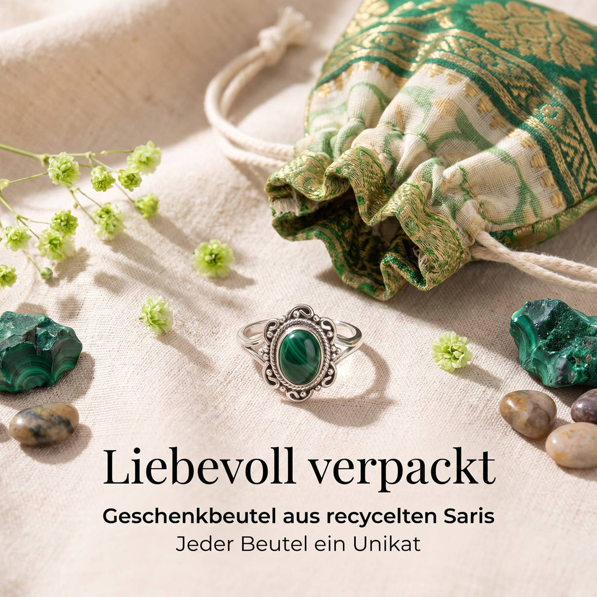 Silberring mit Malachit und Geschenkbeutel aus recyceltem Sari