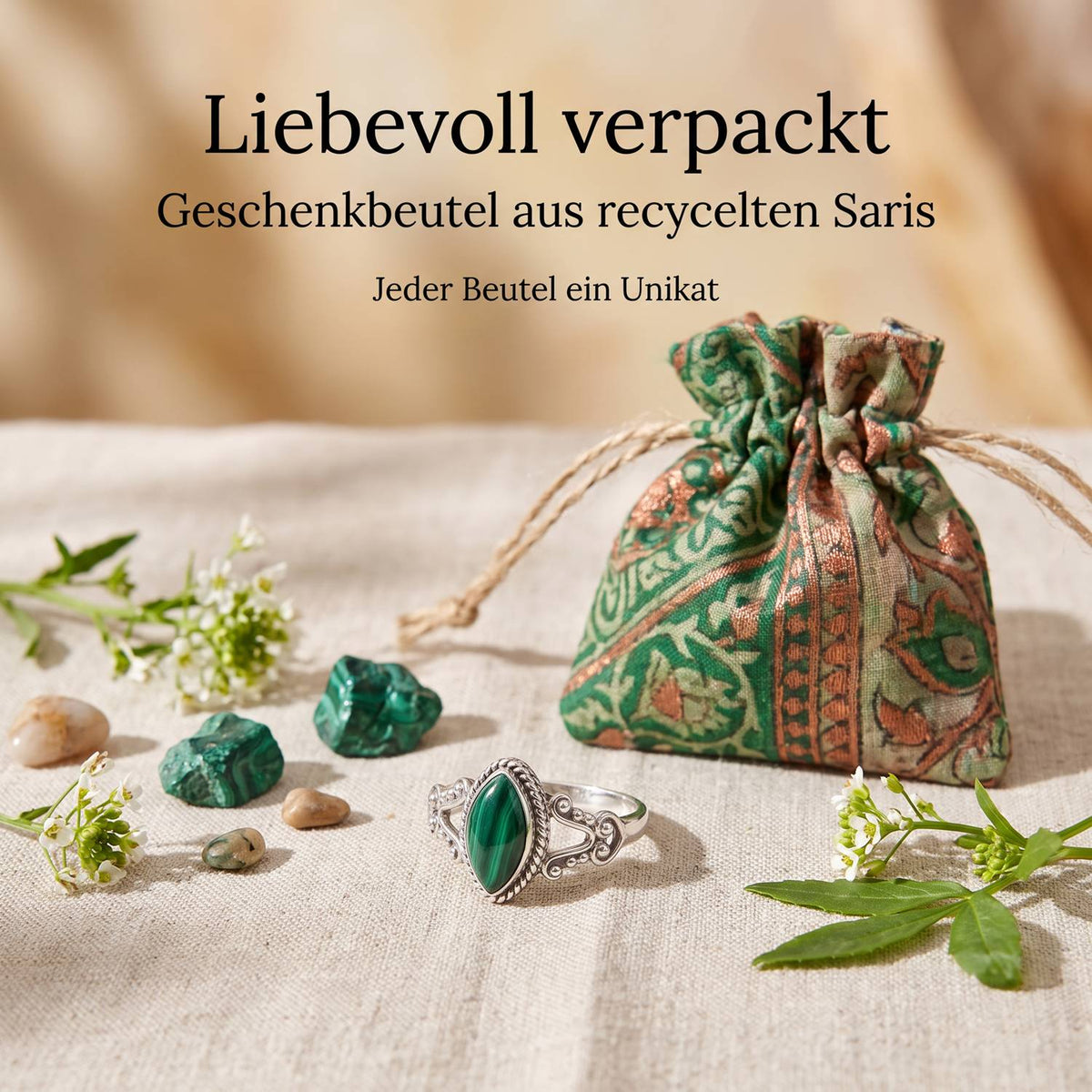 Silberring mit Malachit und Geschenkbeutel aus recyceltem Sari