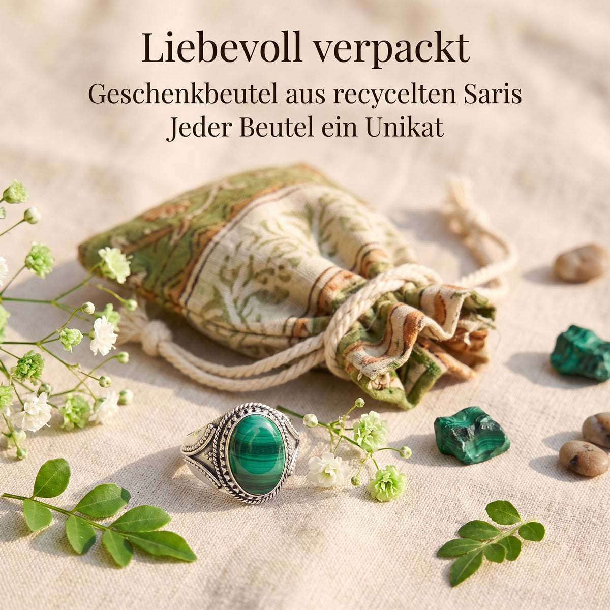 Silberring mit Malachit und Geschenkbeutel aus recyceltem Sari