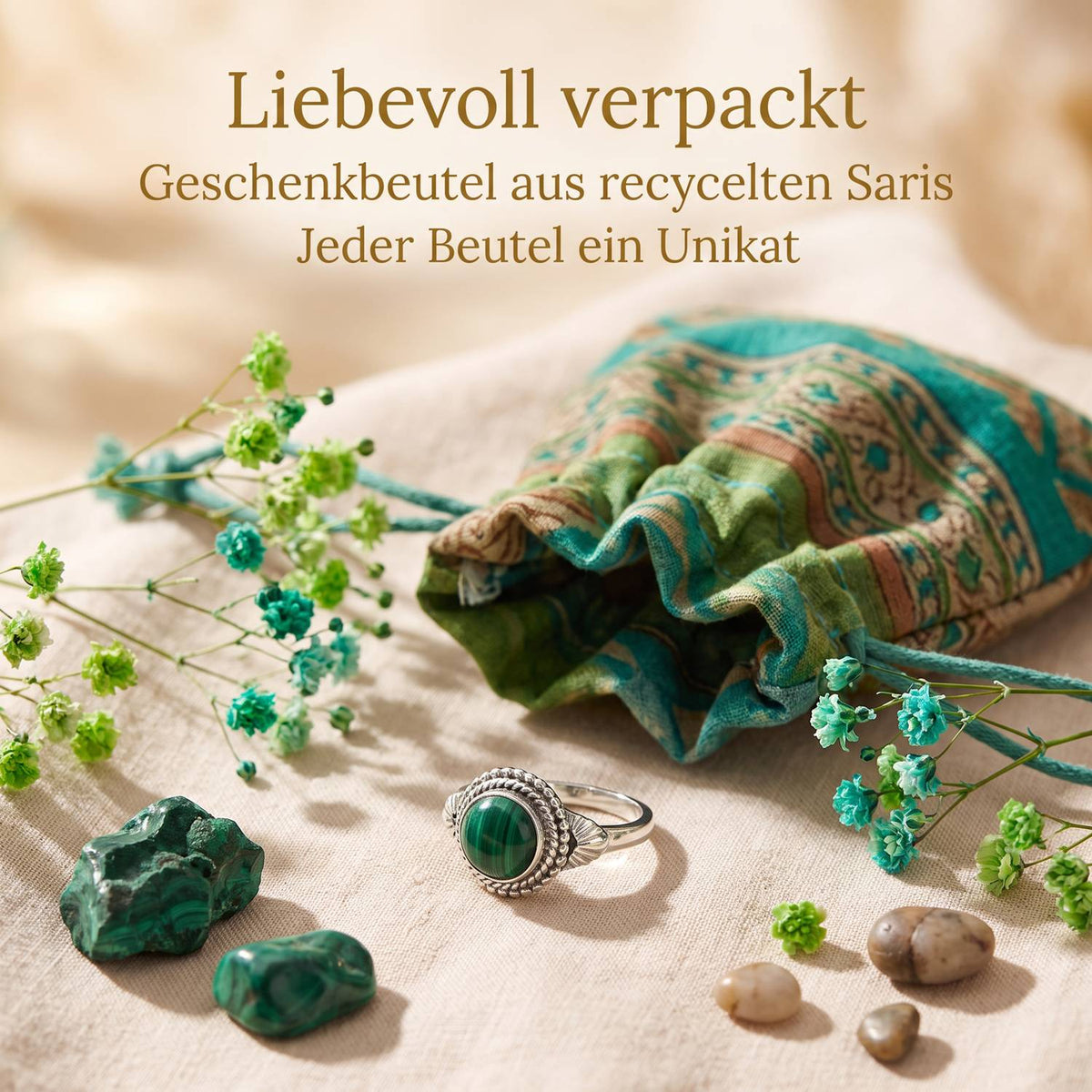 Silberring mit Malachit und Geschenkbeutel aus recyceltem Sari