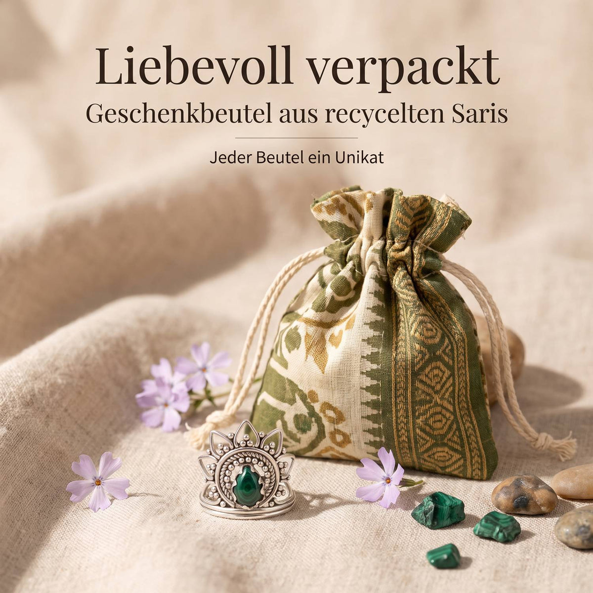 Silberring mit Malachit und Geschenkbeutel aus recyceltem Sari