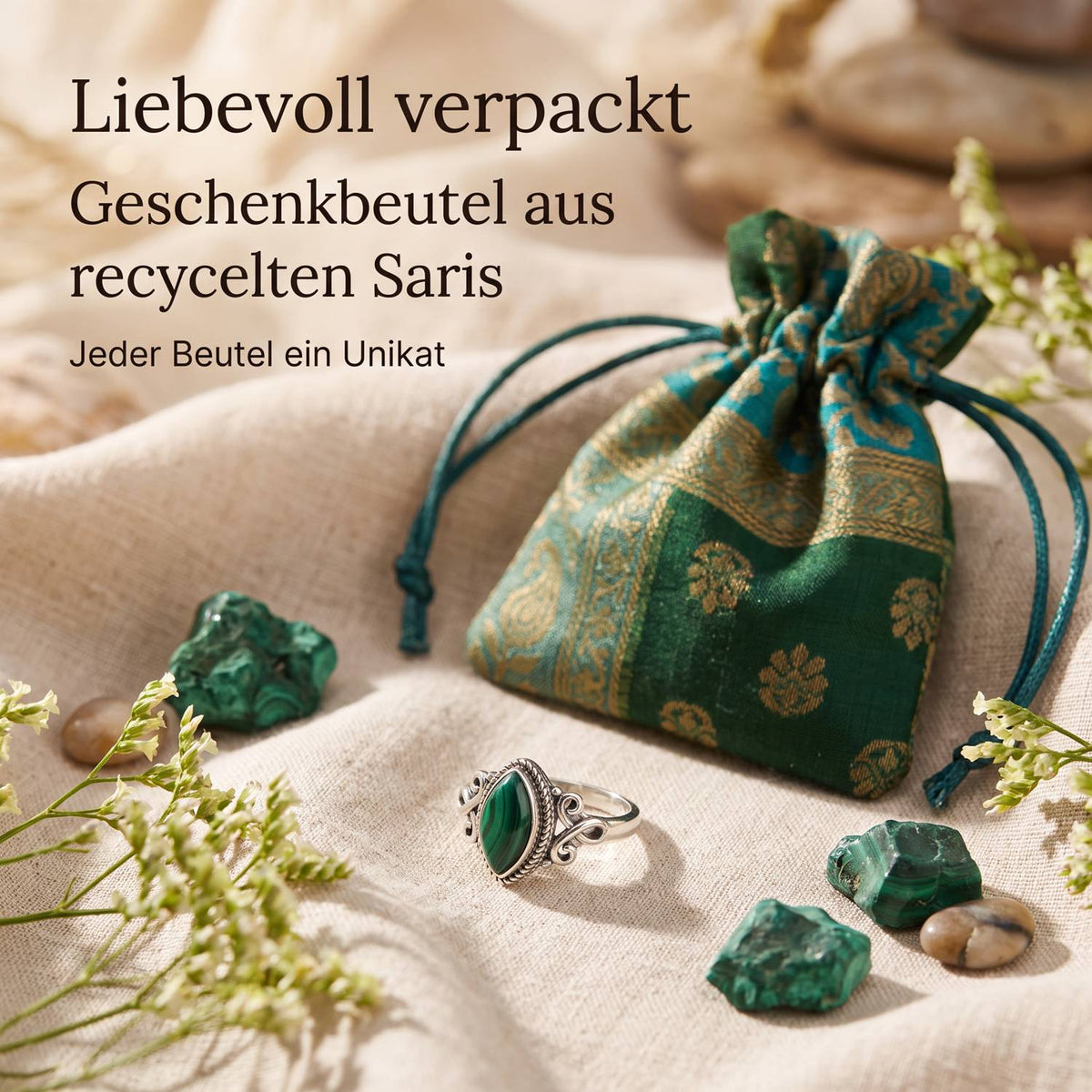 Silberring mit Malachit und Geschenkbeutel aus recyceltem Sari