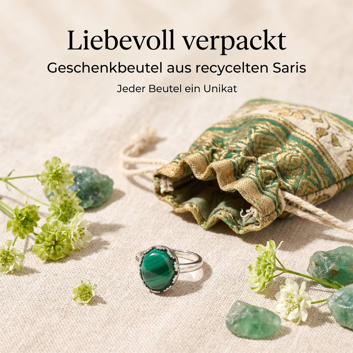 Silberring mit Malachit und Geschenkbeutel aus recyceltem Sari