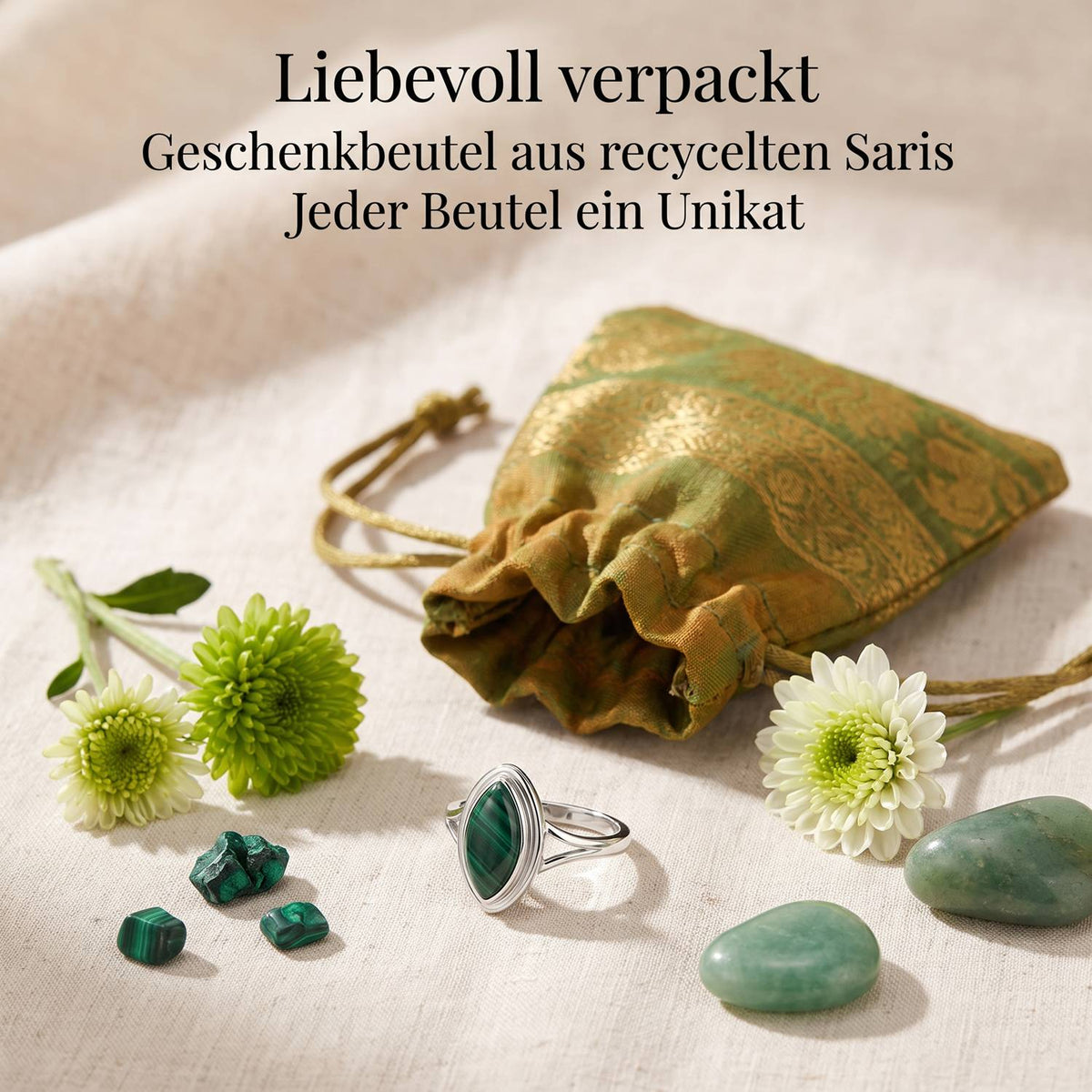 Silberring mit Malachit und Geschenkbeutel aus recyceltem Sari