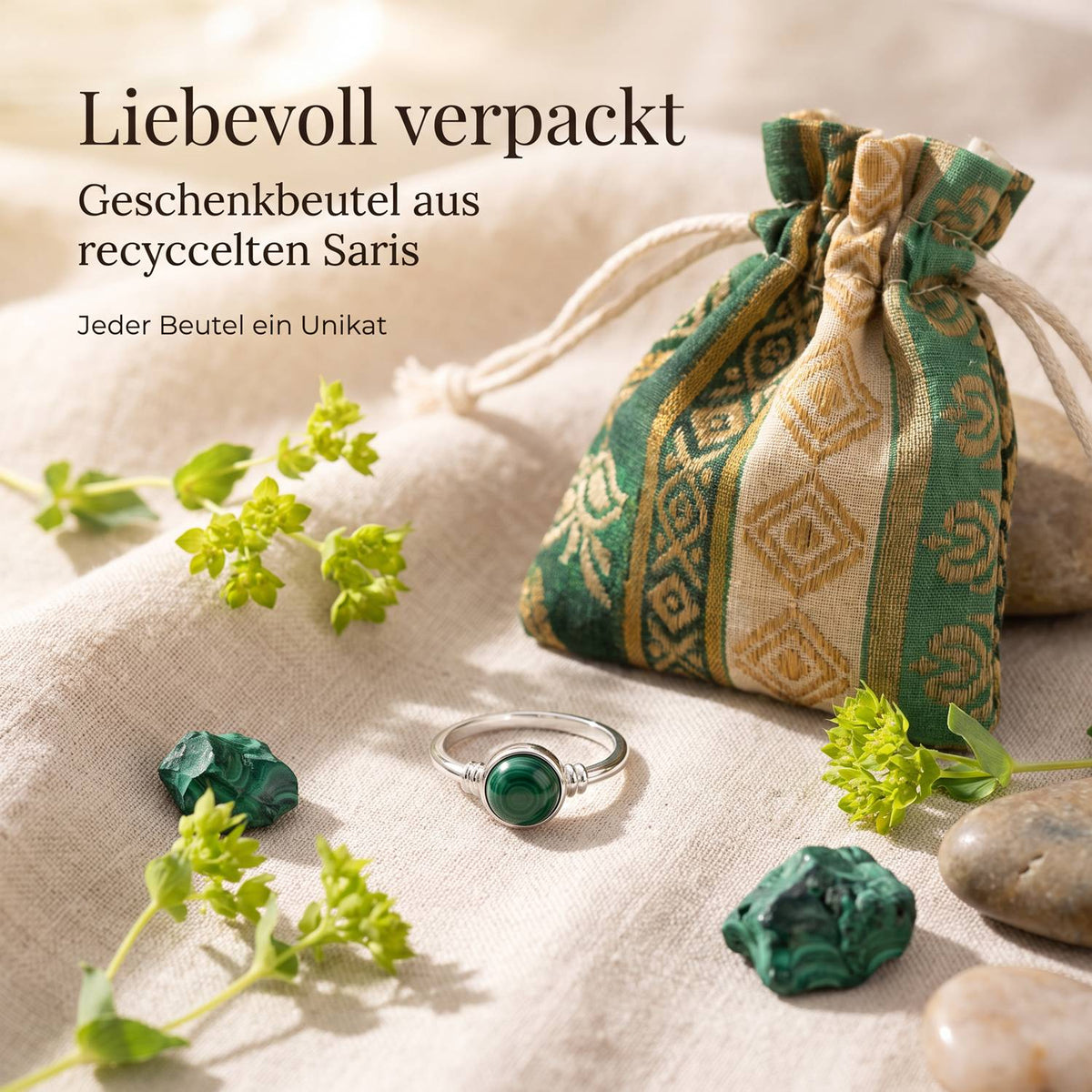 Silberring mit Malachit und Geschenkbeutel aus recyceltem Sari