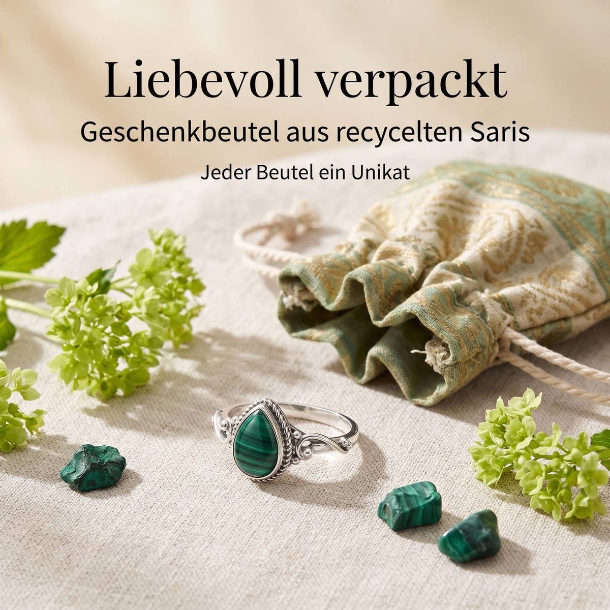 Silberring mit Malachit und Geschenkbeutel aus recyceltem Sari