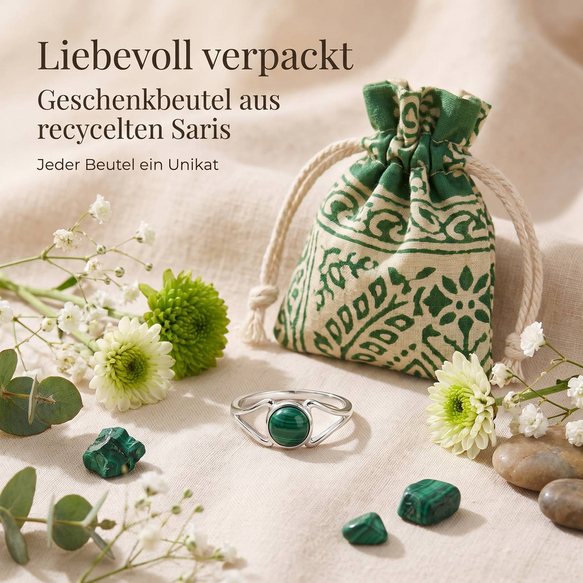 Silberring mit Malachit und Geschenkbeutel aus recyceltem Sari