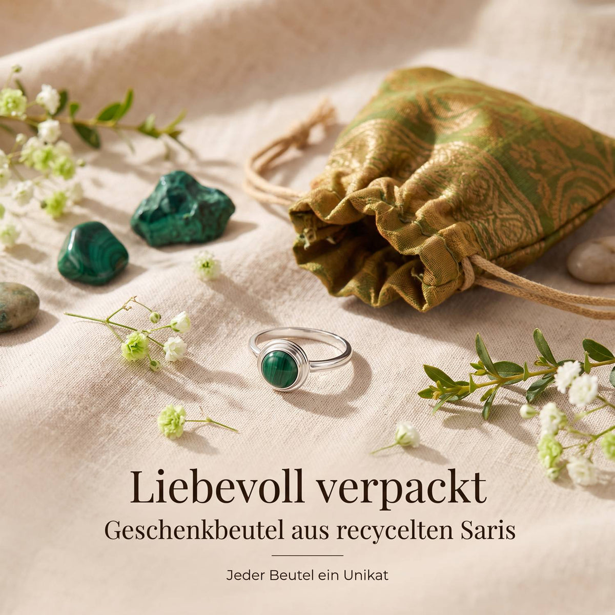 Silberring mit Malachit und Geschenkbeutel aus recyceltem Sari