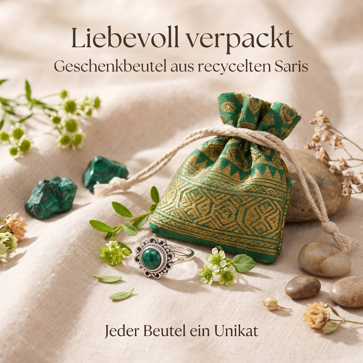 Silberring mit Malachit und Geschenkbeutel aus recyceltem Sari