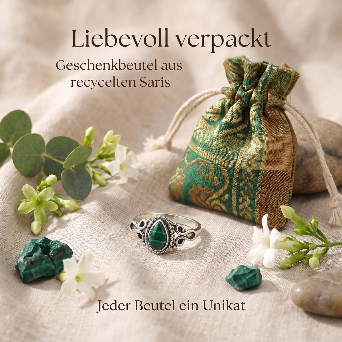 Silberring mit Malachit und Geschenkbeutel aus recyceltem Sari
