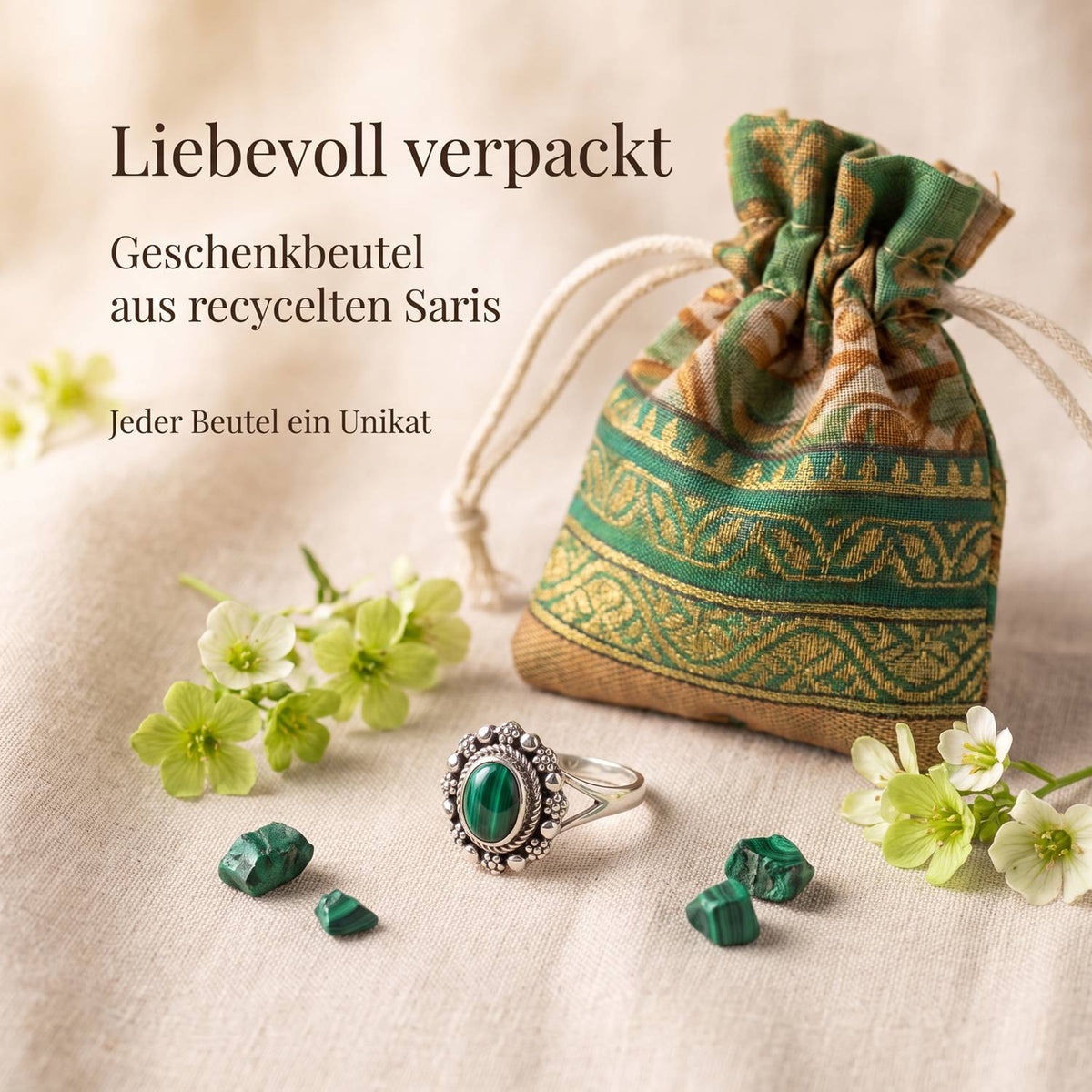 Silberring mit Malachit und Geschenkbeutel aus recyceltem Sari