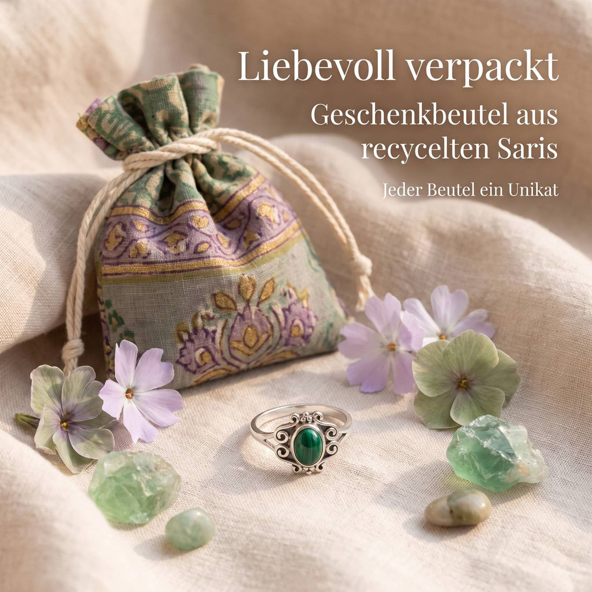 Silberring mit Malachit und Geschenkbeutel aus recyceltem Sari