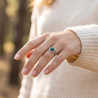 [KI] Malachitring aus Silber getragen an der Hand im Freien
