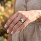 [KI] Malachitring aus Silber getragen an der Hand im Freien