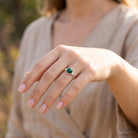 [KI] Malachitring aus Silber getragen an der Hand im Freien