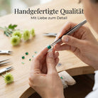 [KI] Handgefertigter Silberring mit Malachit bei der Schmuckherstellung
