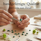[KI] Handgefertigter Silberring mit Malachit bei der Schmuckherstellung