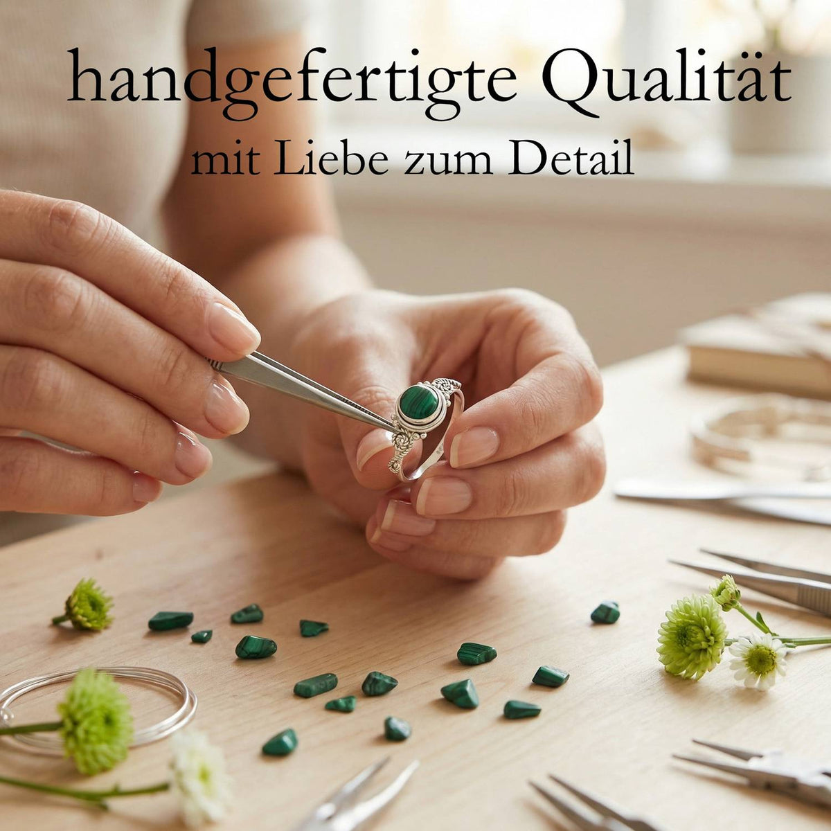 Handgefertigter Silberring mit Malachit bei der Schmuckherstellung