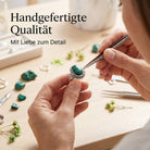[KI] Handgefertigter Silberring mit Malachit bei der Schmuckherstellung